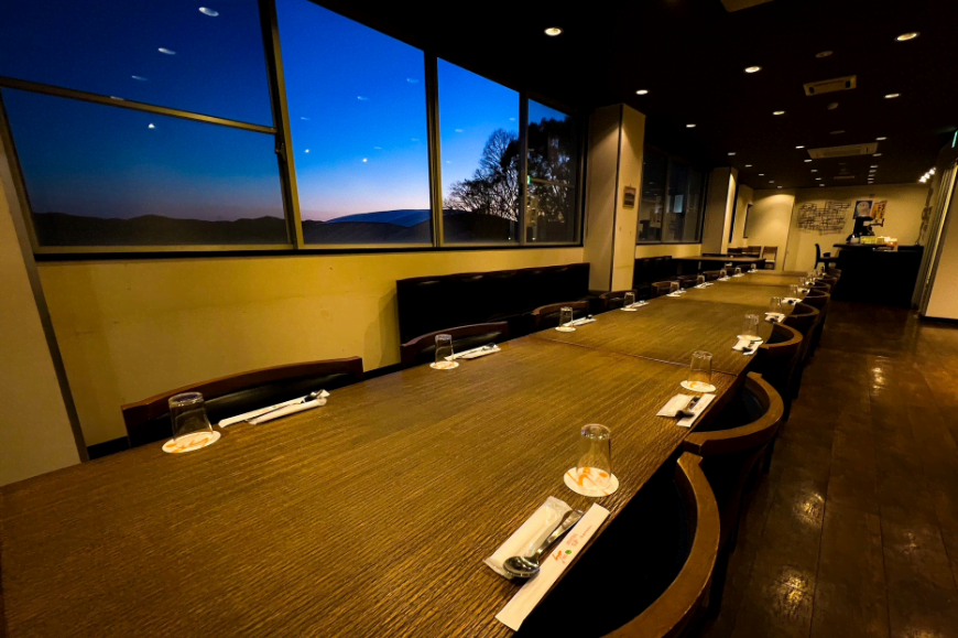 レストラン会場でテーブル、椅子スタイル