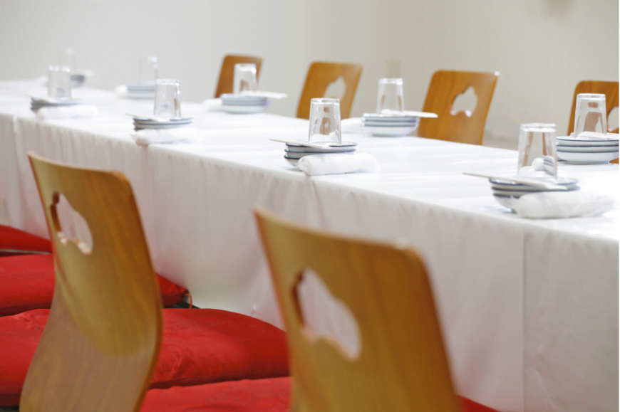 レストラン会場でテーブル、椅子スタイル